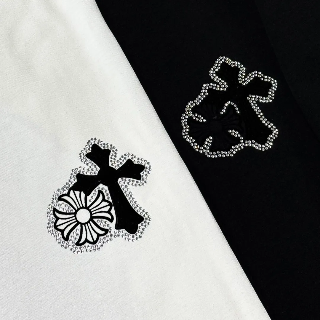 P180 Chrome Hearts 25 high-end versions. The fabric is made of 300 grams of high-density pure cotton. It does not deform or shrink. It has three complete standards. It is the same style for men and women. Technology: imported hot diamond + calendered leather flocking. Color: White Black SIZE: S-XL